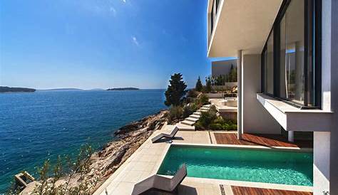 Villa mit Pool direkt am Meer modern eingerichtet Meerblick