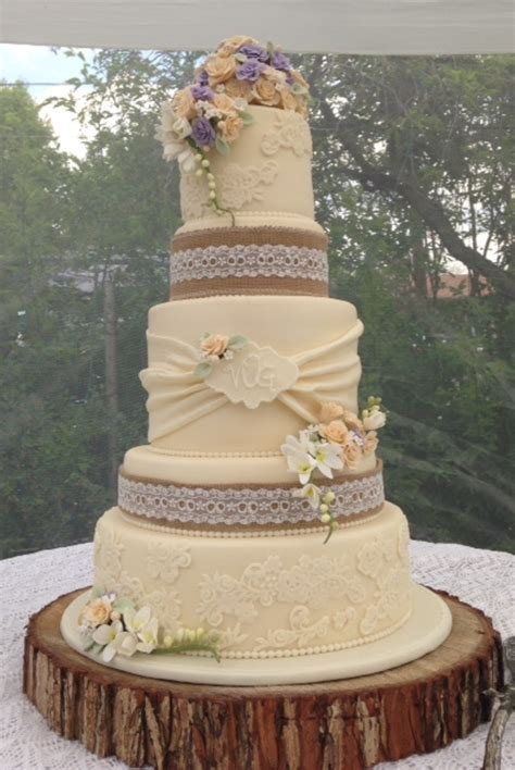 26 Heartmelting Vintage Wedding Cake Ideas to Love WeddingInclude