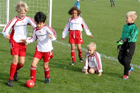 voetballende kinderen