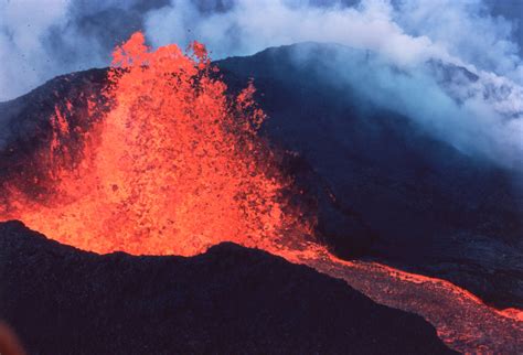 volcano eruption in hawaiian island