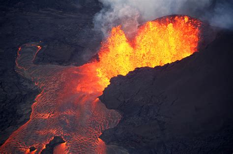 volcano in hawaii erupting
