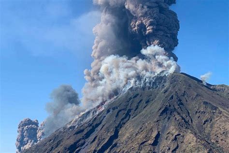 volcano italy erupting today