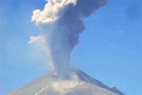 volcano near mexico city erupts