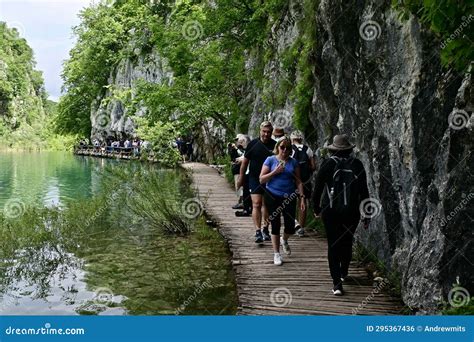 walking plitvice lakes
