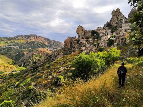 walking streets Pentedattilo