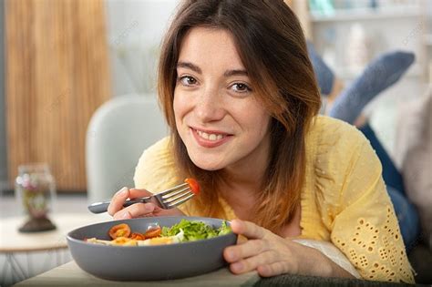 wanita makan salad