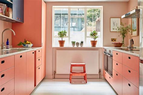 warna dapur cerah Desain Dapur Kecil Elegan, Solusi Cerdas untuk Ruang Terbatas