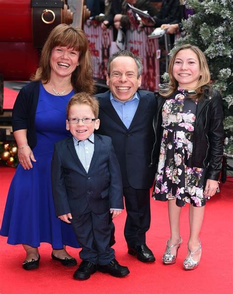 warwick davis family height