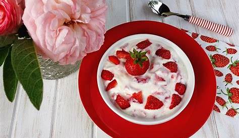Zarte Erdbeer-Joghurt-Schnitte Eine natürliche Creme aus pürierten