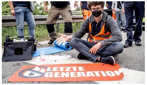 "Letzte Generation": Aktivisten blockieren Friedrichstraße - Berliner