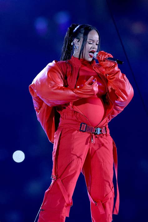 was rihanna pregnant at the super bowl 2023