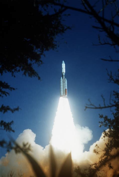 was voyager 2 launched first