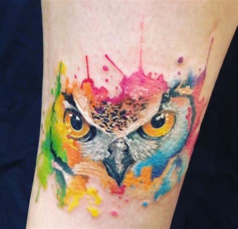 owl watercolored aquarell tattoo on leg with realistic