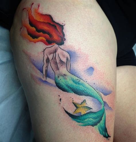 Mermaid watercolor tattoo Tatoeage ideeën, Tatoeage