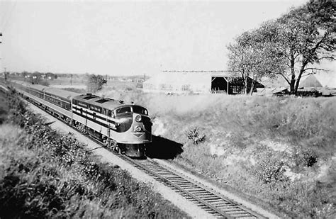 waterloo to chicago train