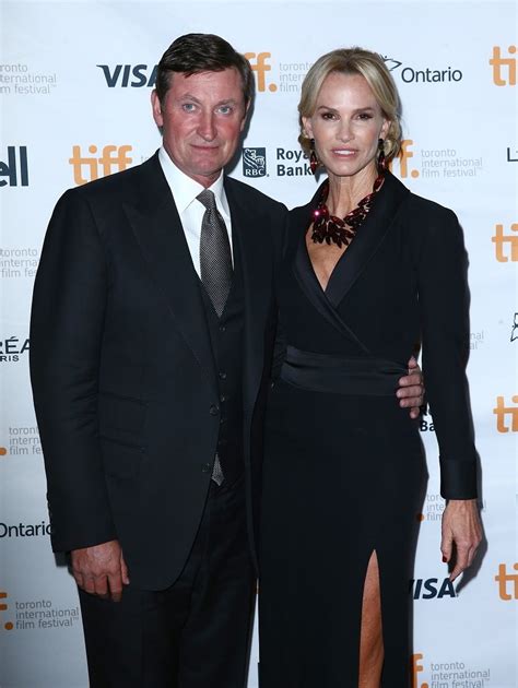 wayne gretzky age when he married janet jones