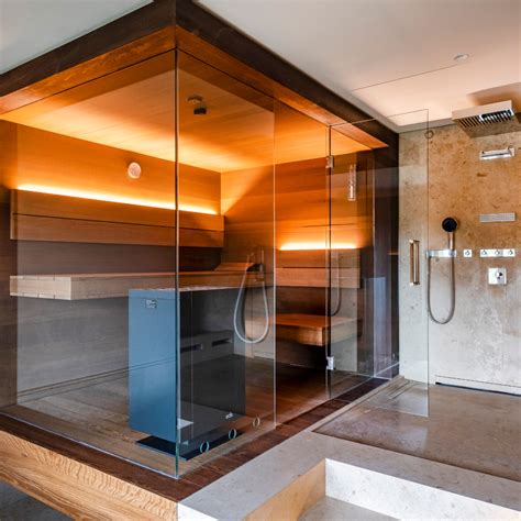 Badezimmer mit Sauna und freistehender Badewanne ba...