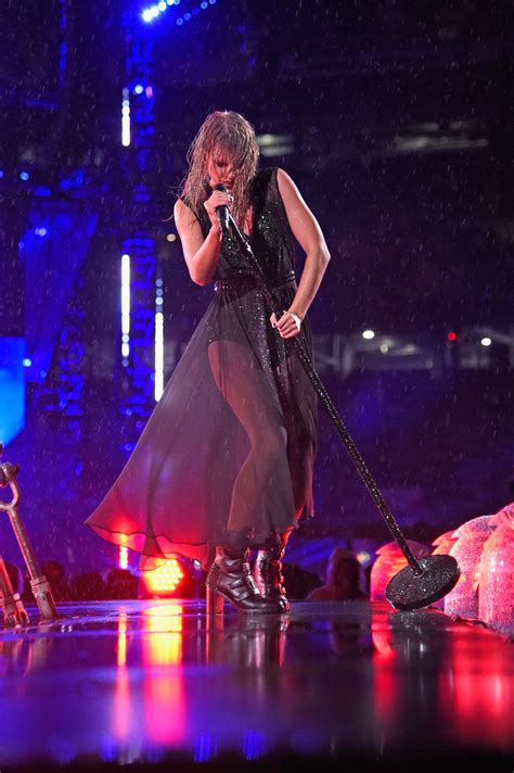 Taylor Swift Performs in Pouring Rain at New Jersey Concert E! Online UK