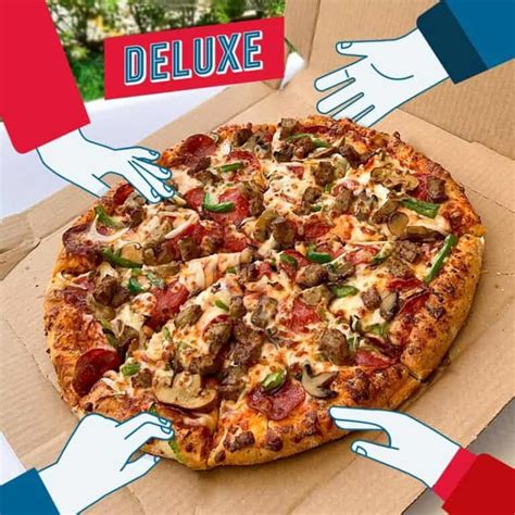 what's on domino's deluxe pizza