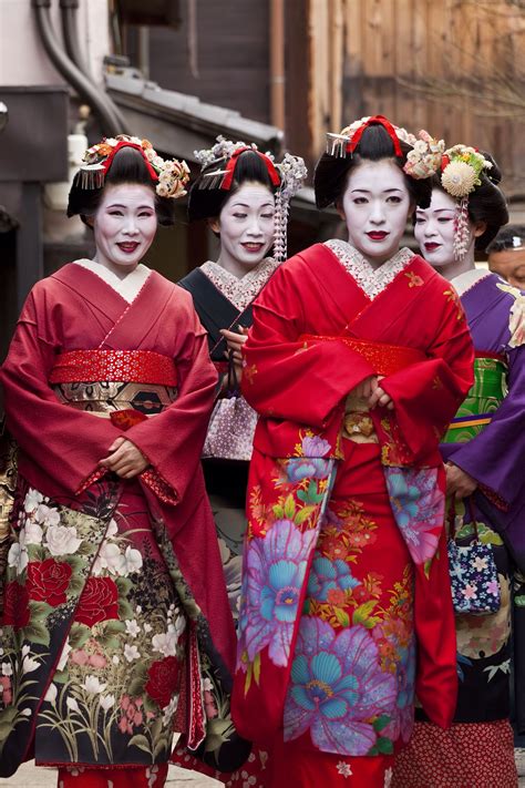 what are geisha girls