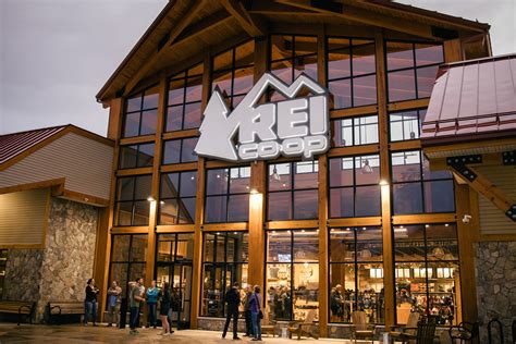 what are rei stores