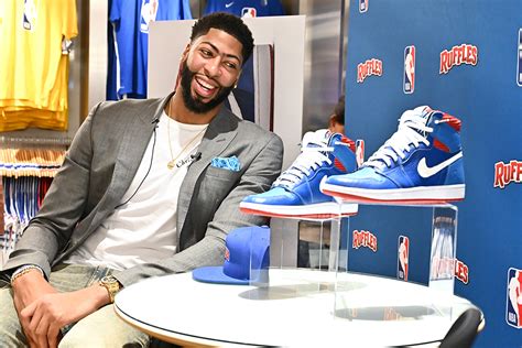 what basketball shoes does anthony davis wear