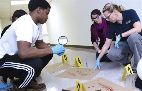 what can you do with an associate's in forensic science