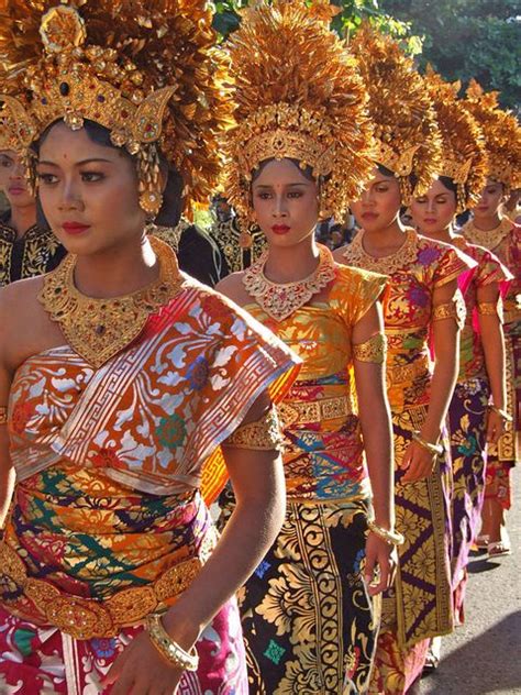what clothes do indonesian people wear