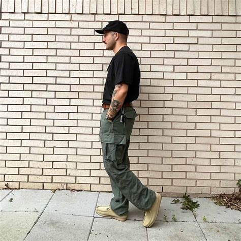 what clothes go with cargo pants
