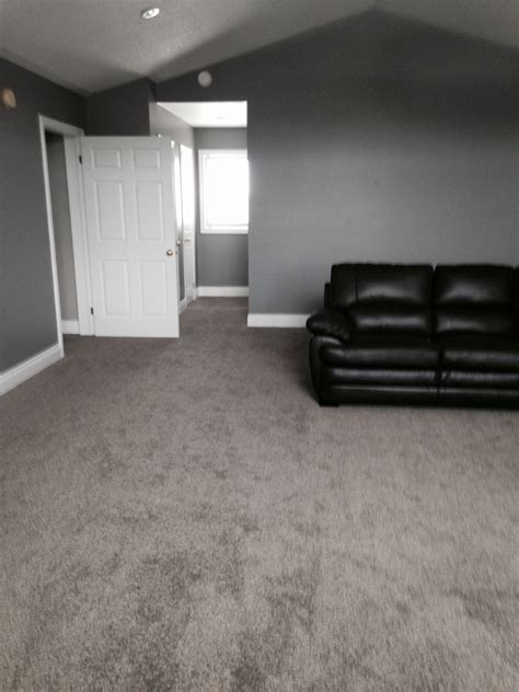 what color carpet with grey walls and white trim