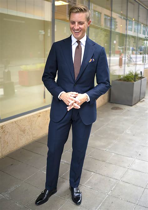 what color tie goes with a blue suit and brown shoes