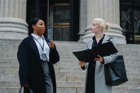 what do defense lawyers wear