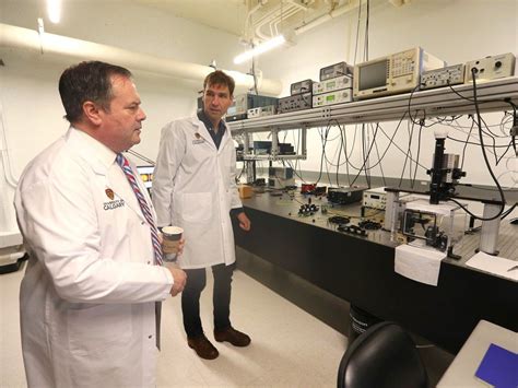 what does a lab tech make in alberta