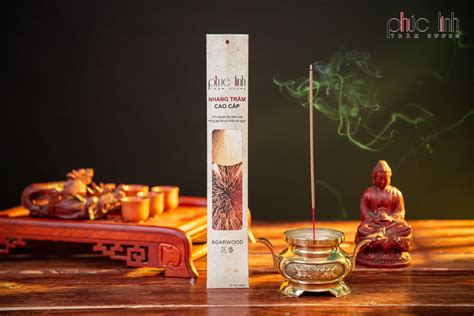 what does agarwood incense smell like