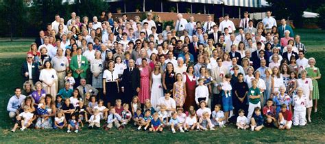 what does it mean when you dream of a big family gathering