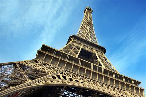what does the eiffel tower made of