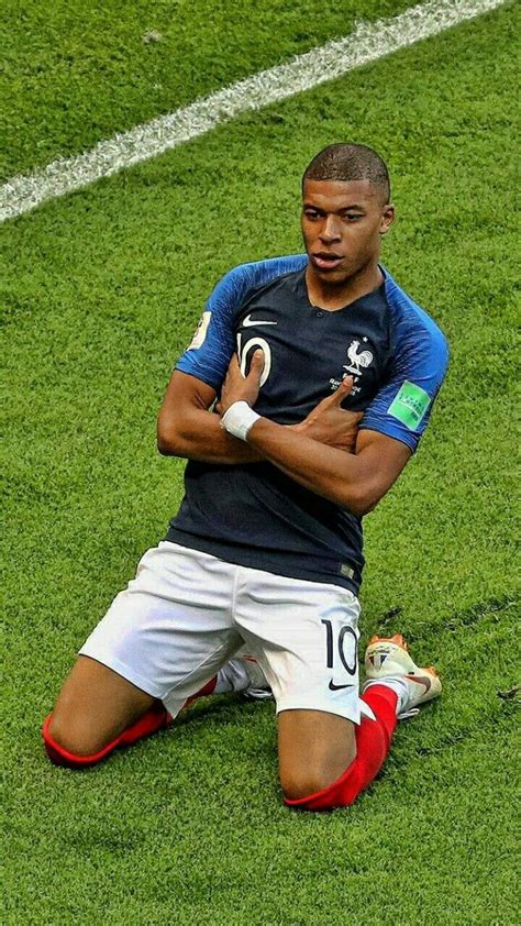 what foot does kylian mbappe use