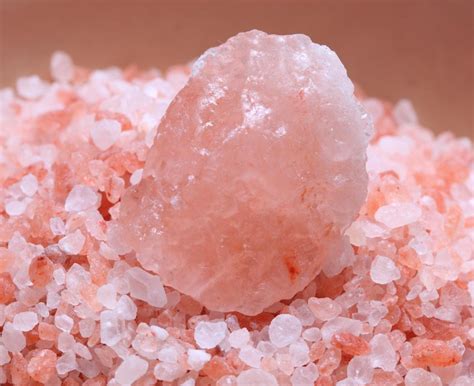what gives himalayan pink salt its color