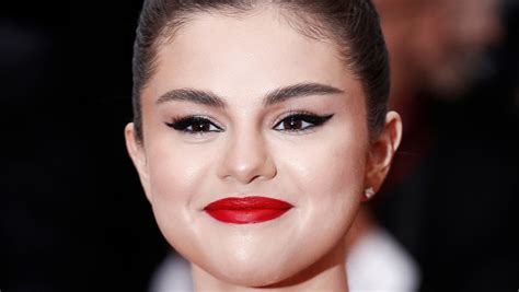 what happened to selena gomez face