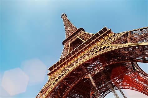 what iron is the eiffel tower made of
