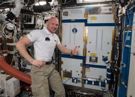 what is a life support system in space