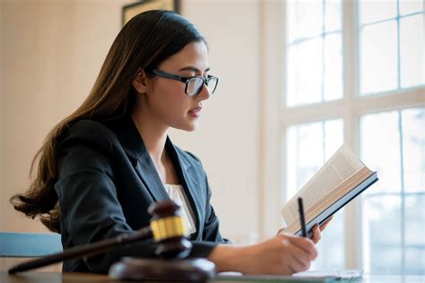 what is the best online law school