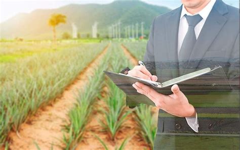 what is the function of a farm manager