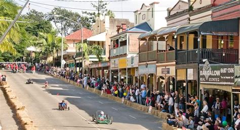 what is the main shopping street in byron bay