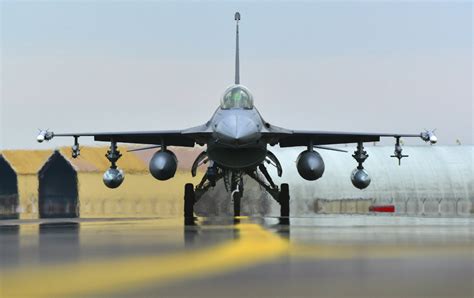 what is the max speed of f 16 fighting falcon