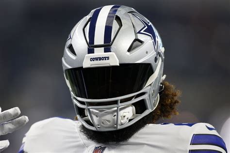 what kind of helmet does ezekiel elliott wear