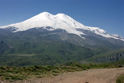 what mountain range is mount elbrus in