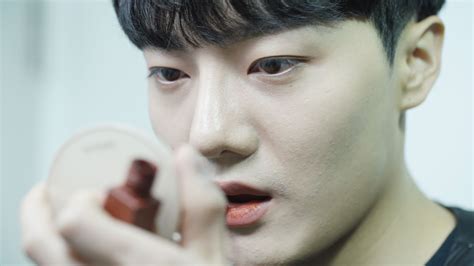 what percent of korean men wear makeup