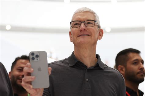 what phone does tim cook have