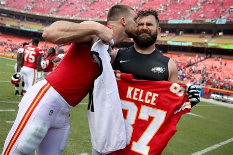 what position does travis kelce brother play
